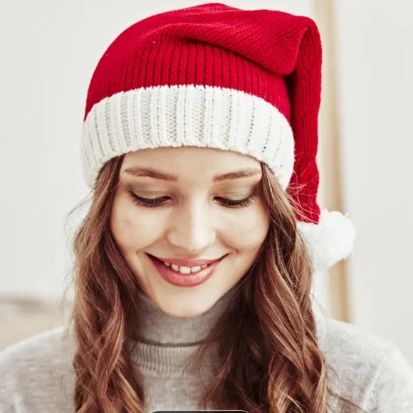 Adorable Santa 🎅 hat!! - Picture 2 of 5